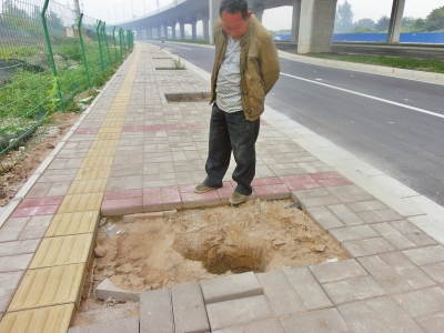 市民隱憂：夜間經過時，稍有不慎就易掉進洞里。