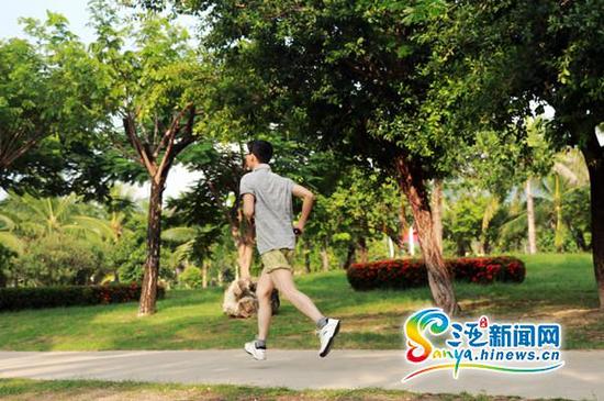 9月28日下午,市民在白鹭公园内跑步。(三亚新闻网记者邓松摄)