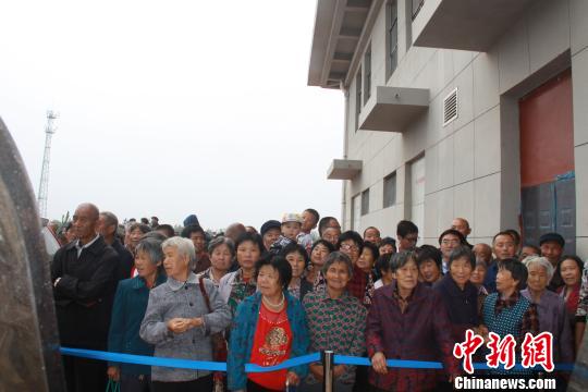 对首趟列车充满好奇和期待的商河当地热情民众李飞摄