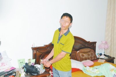 犯罪嫌疑人在指认作案现场
