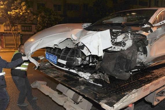 酒驾女司机因吵架连撞6车 涉嫌违法