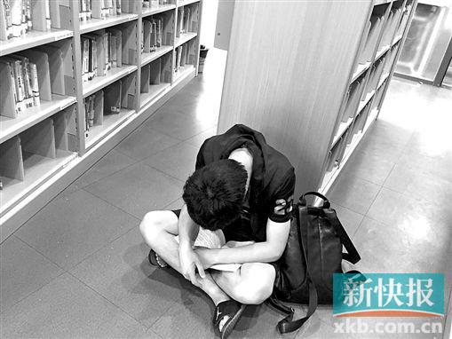 ■昨天早上7点多,这位小帅哥就来到24小时智能图书馆看书。