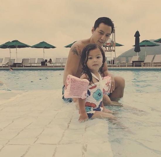 吴彦祖和女儿在泳池边的合照