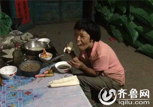 小云飞的妈妈胳膊有残疾，而且是智障患者。（齐鲁频道记者供图）