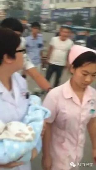 手机拍摄：周口太康县人民医院医生护士被逼抱尸示众