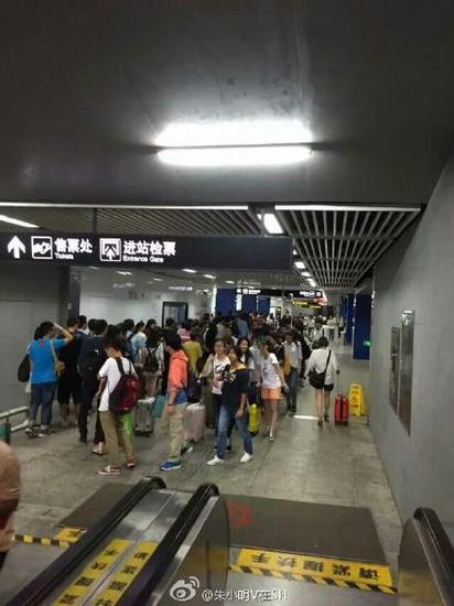 申城国庆客流高峰提前到来 地铁站排长龙
