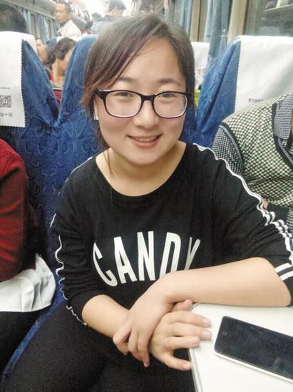 正坐火车回家的吕瑞花。