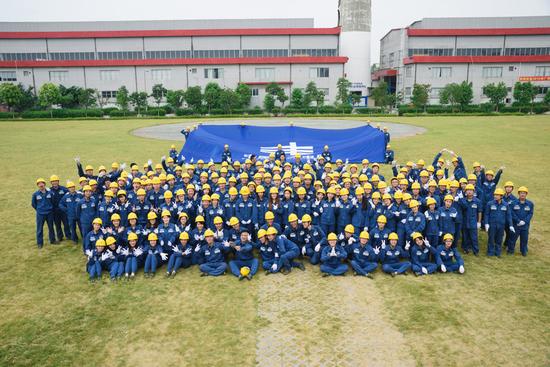 广州供电局90后员工快闪秀 200人合唱为祖国