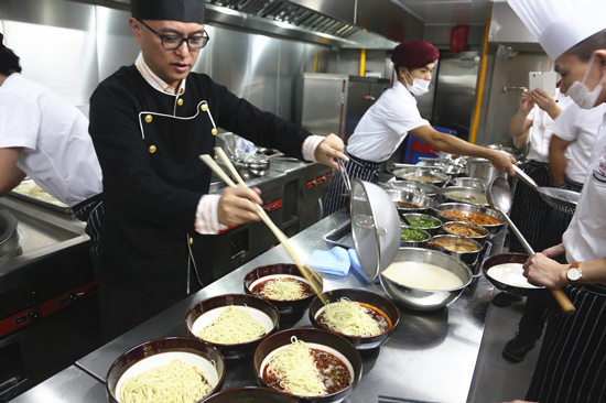 孟非小面开新铺 孟非现场秀厨艺