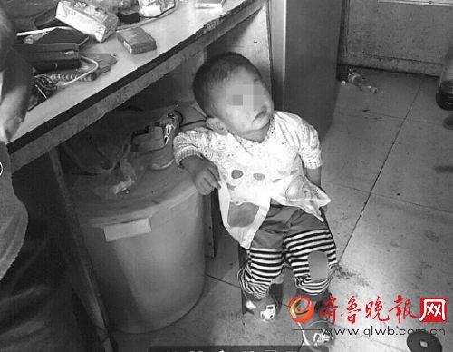 鄰居問孩子有沒有挨打， 孩子不說話， 只是望著圍著他的人。