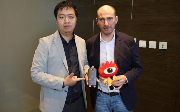 新浪科技采访Yota Devices CEO弗拉季斯拉夫-马丁 诺夫