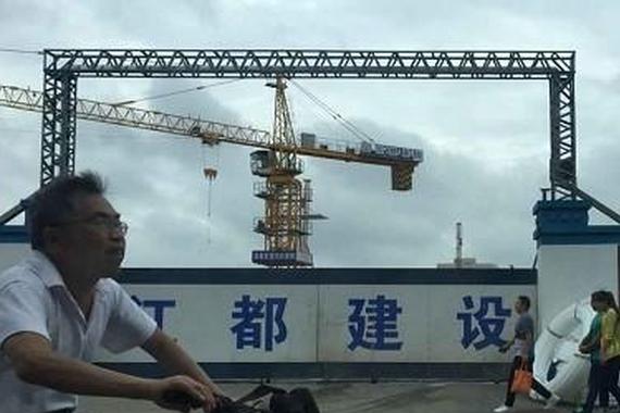 上海一在建工地吊车倾倒 当场压死2名工人