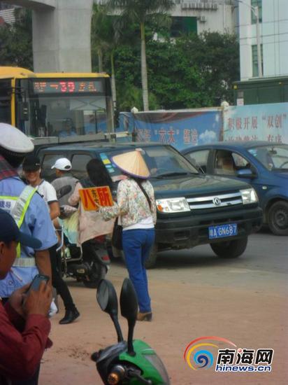 除了这些“私家车”拉客仔，在该站路边及广场上，还有不少中巴和大巴的拉客仔。他们手里持着目的地的牌子，在路边大声喧哗，介绍他们的车辆什么时候从车站里开出来、车票比在车站便宜等。(南海网记者孙令正摄)