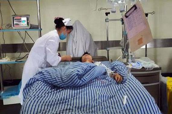 小轿车失控冲进水塘 男子奋力拽同伴出水 