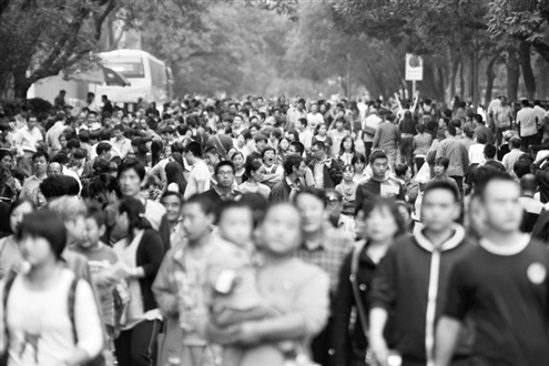 去年10月1日，千佛山上山的通道被游客挤得满满当当（资料片）记者　刘畅　摄