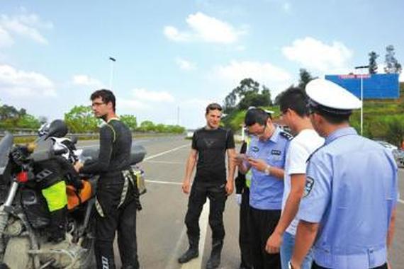 外国人骑摩托上高速路 四川交警护送离开