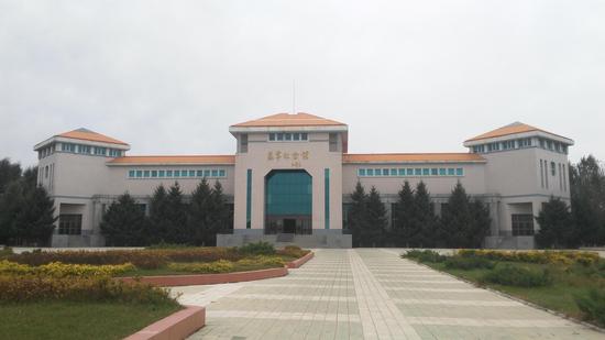 老兵王军带领员工到苏宁烈士纪念碑缅怀先烈