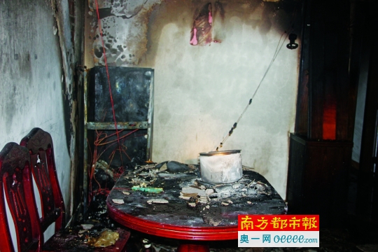 火灾后的现场一片狼藉。南都记者 吕婧 摄