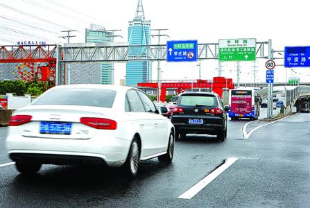 金桥立交往军工路隧道注意S弯 建议驾驶员减速