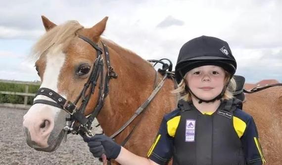 亲历:英国儿童学马术过程