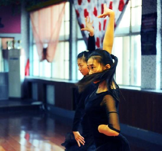广州高中全开舞蹈戏剧课 家长忧走形式增负担