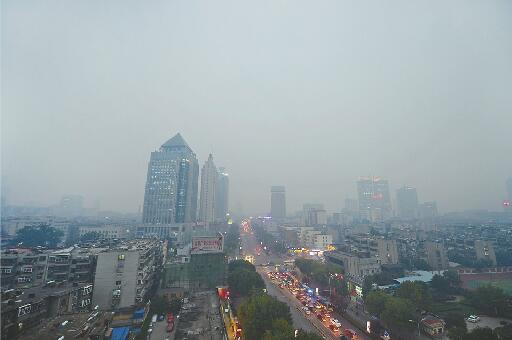 29日傍晚，市区弥漫着一股焦糊味，天空一片灰蒙蒙。晚7点，济南空气污染加重，为重度污染。 记者王锋 摄