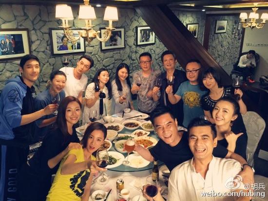 TWlycm9yc19FZGdl_猎场》剧组欢聚 胡歌嘟嘴歪头卖萌抢镜|胡兵|猎场 ...