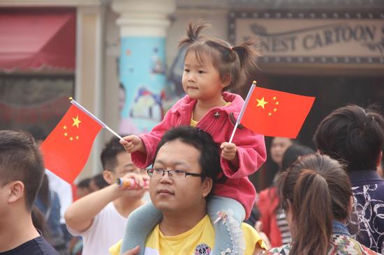 揮舞著國旗的小孩子