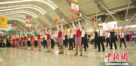 郑州机场空姐演绎国庆欢乐舞。 杨现利 摄
