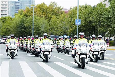 黄浦公安分局交警支队新增了摩托车中队，“十一”期间投入街面巡逻、处突。/晨报记者殷立勤