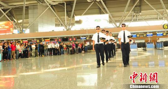 郑州机场空姐演绎国庆欢乐舞。 杨现利 摄