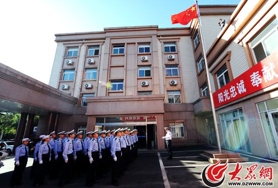 升國旗后,歷下交警全體放棄休假,上路執勤保暢通。