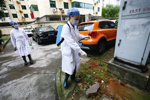 昨天下午,海曙区南门街道万安社区,工作人员在进行消杀 记者 张培坚 摄影报道