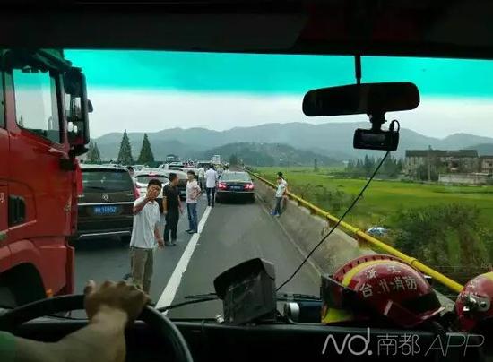 浙江一高速发生车祸 应急通道被堵伤者死亡