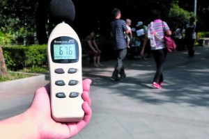 今起实施的《广州市公园条例》要求公园划定功能分区,并采取限音量、限时段、限区域、限设备的措施。图为工作人员拿着噪音测试器在越秀公园内检测噪音音量。