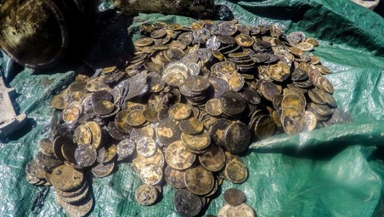 99名潜水员在塔拉纳基码头清扫海底时，捞到868枚古钱币。