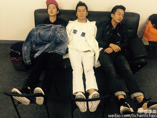 李晨邓超鹿晗齐睡沙发 伸脚秀大长腿(图)|邓超