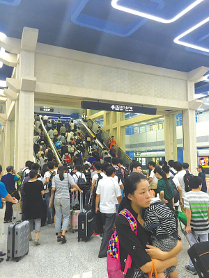 昨天轨道交通线网客流量为43.5万人次。(冯瑄 摄)