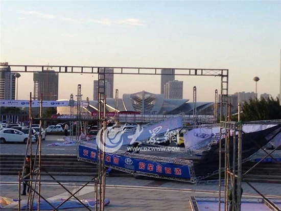 泰安市政廣場上正在進行的一場車展遭遇大風“襲擊”，現場一度混亂。車展現場展架被風吹倒在地上。