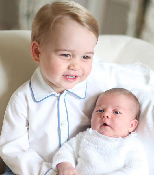 6月7日，皇室公布的乔治王子兄妹的照片
