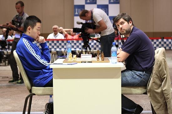 摘要|5岁学习国际象棋,11岁连夺三个全国赛冠军,14岁晋升国象特级大师创最小年龄纪录,同年打破 世界杯八强战韦奕加赛负斯维德勒