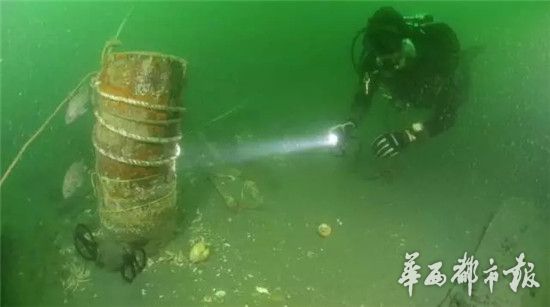 考古队员对致远舰进行水下调查 。