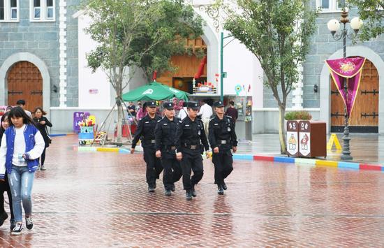 在園內巡視的方特安保人員