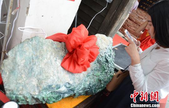 福州首届玉文化“赌石”大会上，重达380公斤翡翠玉王惊艳全场。　记者刘可耕　摄