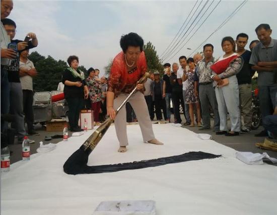 周口七旬老太寫6米榜書 四字面積50平方米