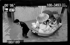 中午时分,新郎拉着新娘和伴娘去吃午餐。