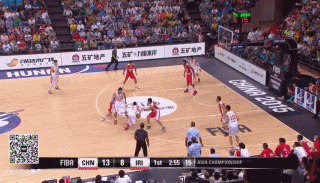 对战伊朗男篮,首节比赛,赵继伟运球直杀篮下,面对哈达迪封盖上篮得手!