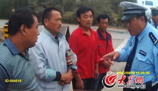 4人排隊接受酒精呼氣檢測，結果顯示他們全部涉嫌酒駕