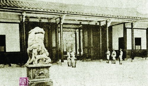 1935年,当时厦门海军司令部正门的石狮。
