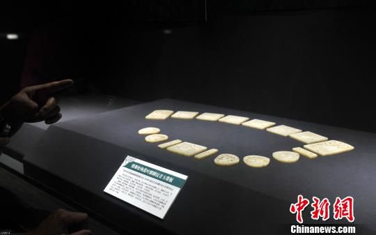 图为1982年在江西南城县发掘的镂雕松梅蕉叶麒麟纹青玉带板,从明代益定王夫妇墓次妃王氏棺内中出土。 刘占昆 摄
